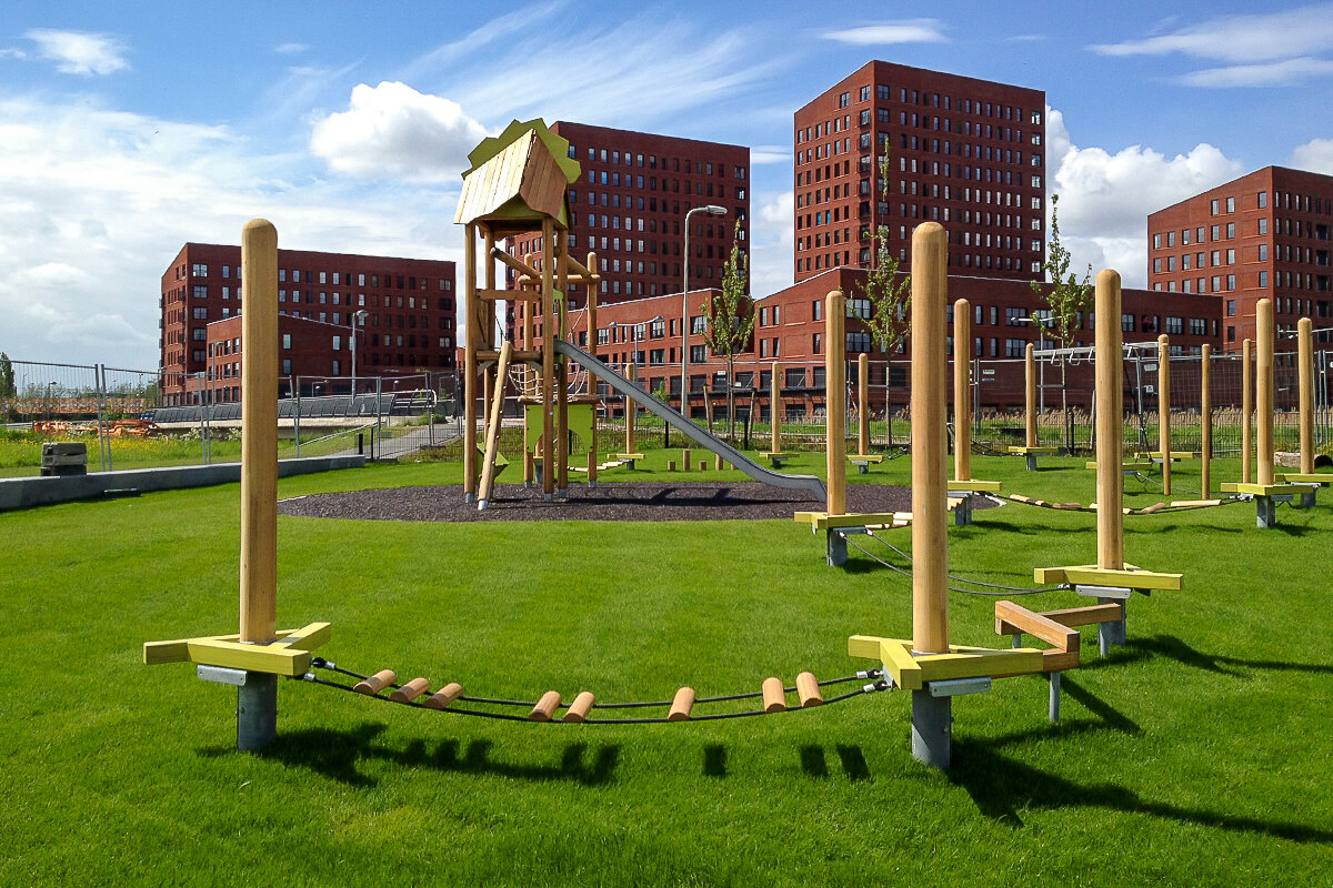 Playgrounds for housing estates - balance path from eibe in front of a residential complex.