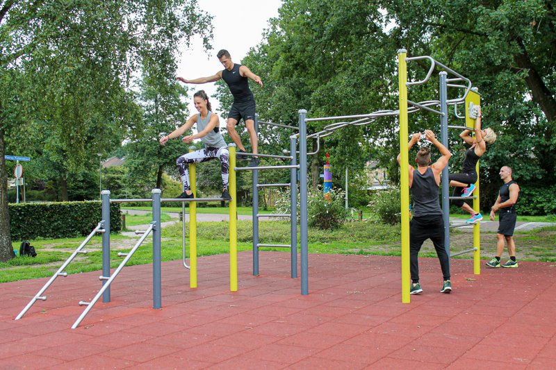 Public playgrounds - youths and young adults training at eibe BodyWeightStations. 