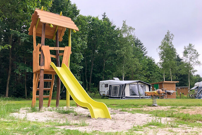 Aires de jeux pour les campings - Un camping avec un toboggan eibe au premier plan.