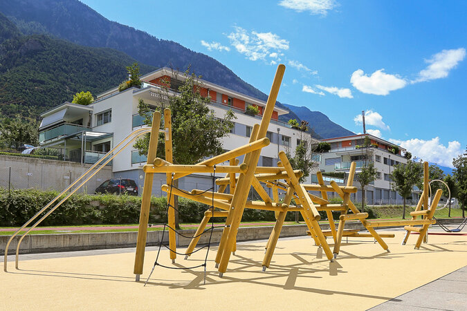 structure ludique d'escalade d'eibe devant un immeuble résidentiel