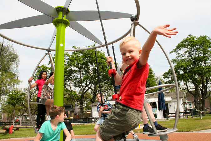 Aire de jeux pour les campings - les enfants jouent sur un carrousel d'escalade de eibe.